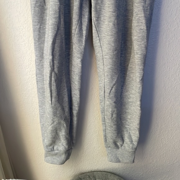 Lightly worn grey sweatpants - Picture 2 of 3
